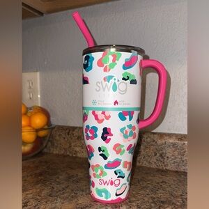 Swig 40oz tumbler never used. Bought as a gift and went a different route.